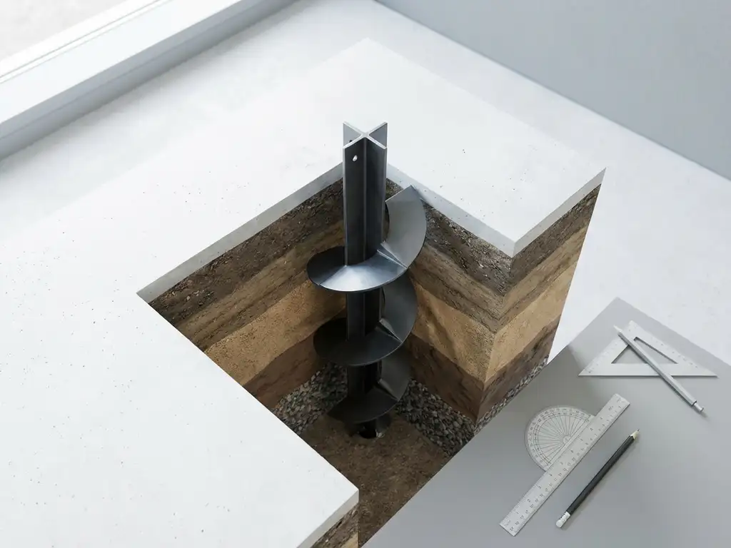 Dwarsdoorsnede van modern schroeffunderingssysteem met stalen spiralen in gelaagde grond, technische tekeningen op werktafel