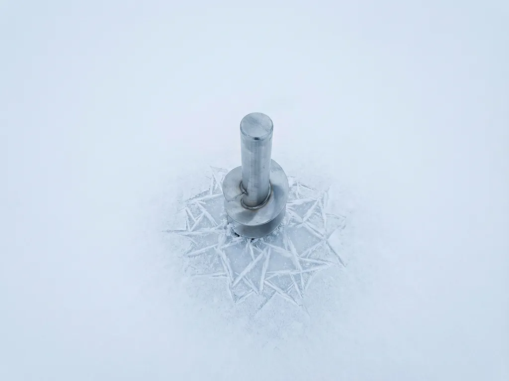 Stalen schroefpaal die oprijst uit bevroren witte grond met geometrische ijskristallen, bovenaanzicht in minimalistische compositie