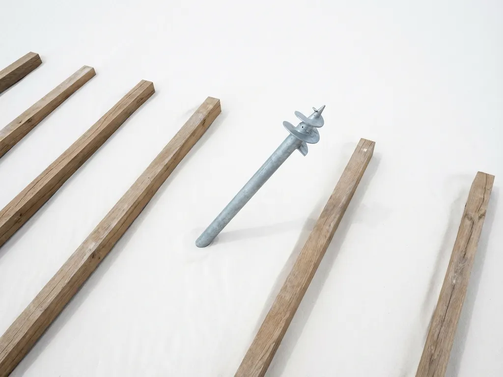 Gegalvaniseerde stalen schroefpaal in witte zand met houten funderingsbalken in minimalistisch bovenaanzicht